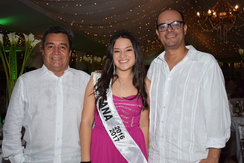 La capitana del Club Campestre María Paula Trespalacios acompañada de Carlos Francisco Castañeda y Luis Fernando Gómez.